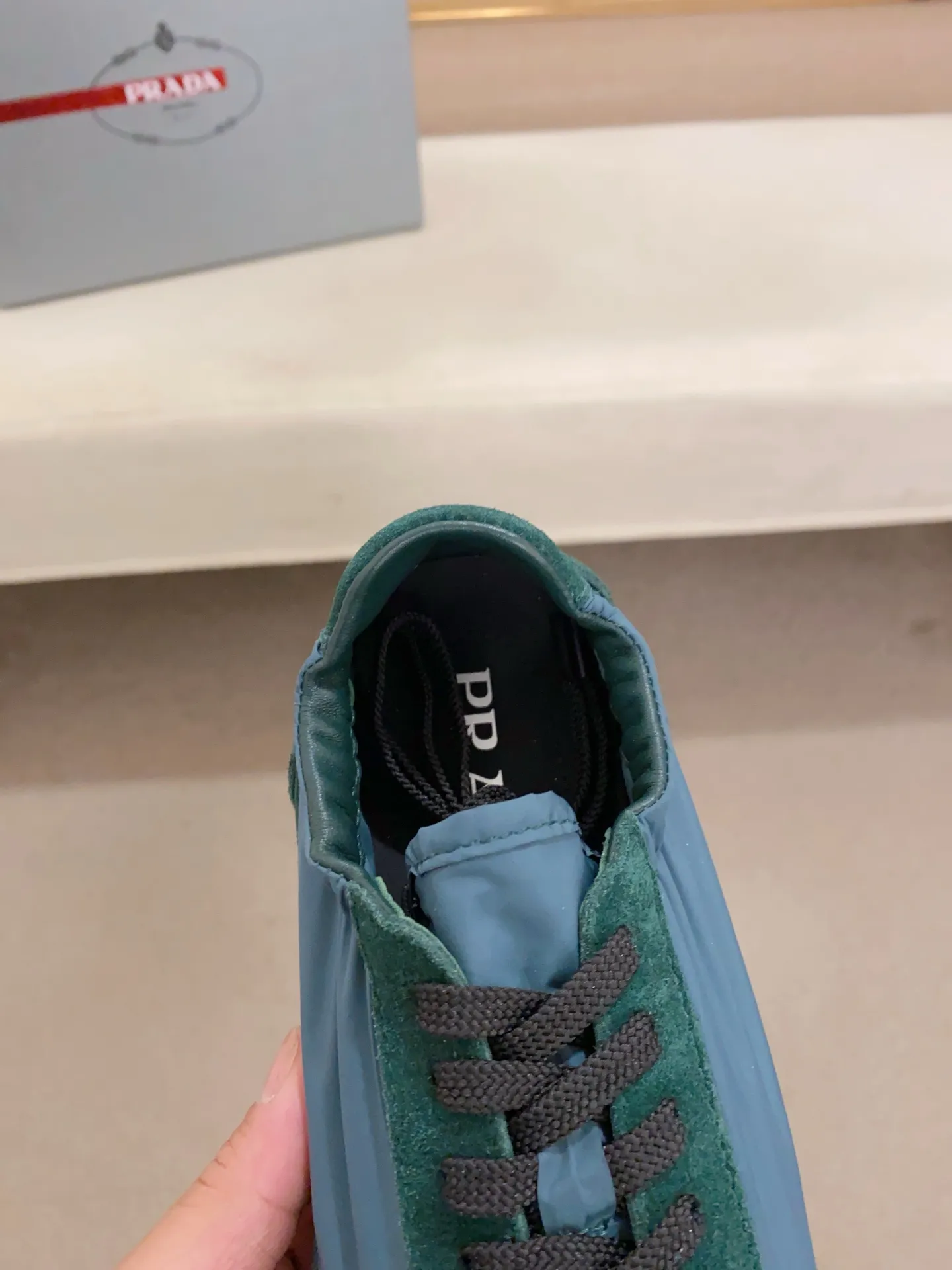 Men's shoes 💰 500💰 ✔️✔️✔️High version High-quality new PRADA counters are launched simultaneously. The new men's shoes and 😘fabrics are selected from first-layer cow suede and waterproof fabrics, and are made by pure handicrafts. Lining: Full sheepskin lining. 👍🏿 High-end ☄️ air-cushion molded anti-slip rubber outsole, exquisite lines, simple and elegant, comfortable and high-end for leisure travel. Number of yards: 38 to 44. Can be customized45